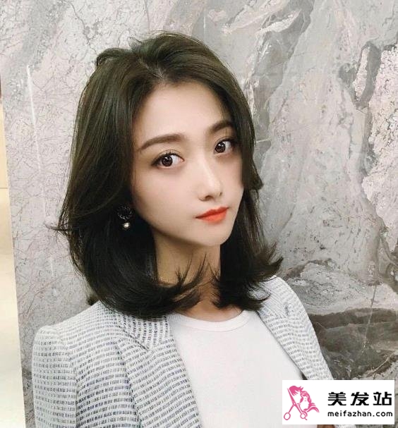 2025年最火齐肩发型女，小巷美发天堂里的时尚秘密